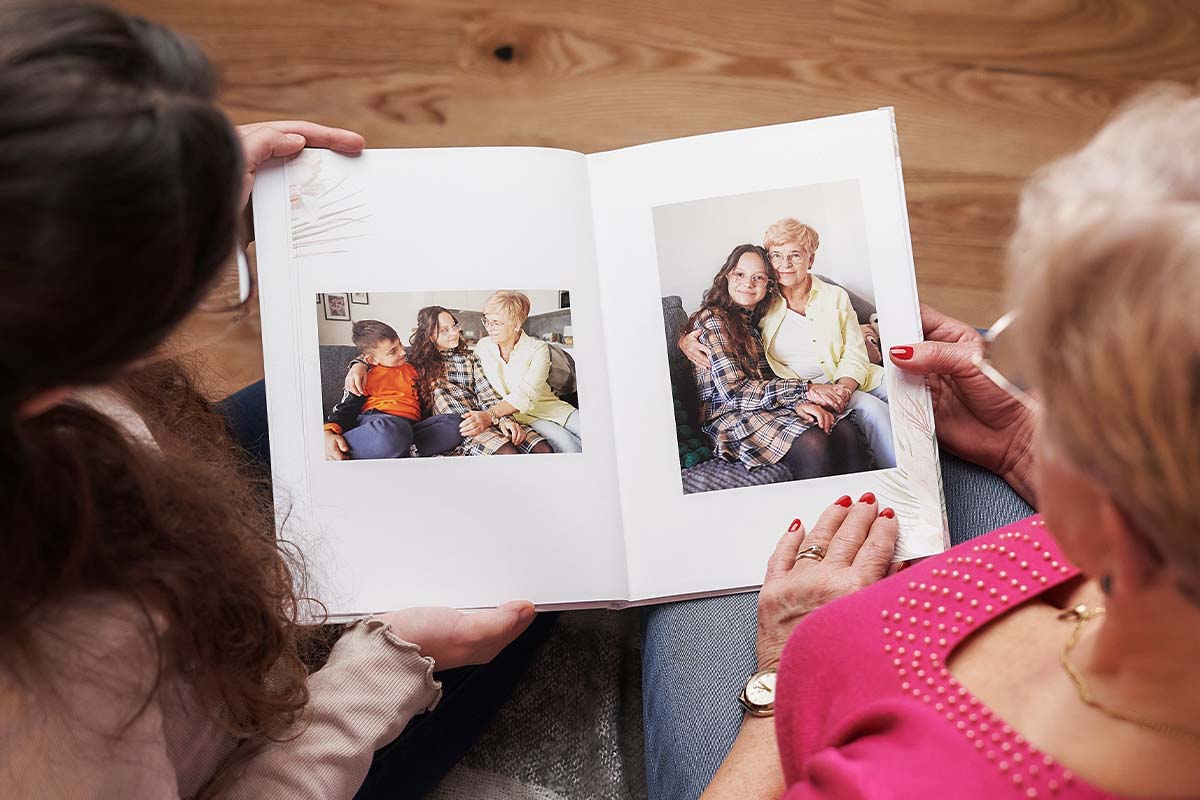 wnuczka i babcia ogladajace fotoksiaze ze zdjec