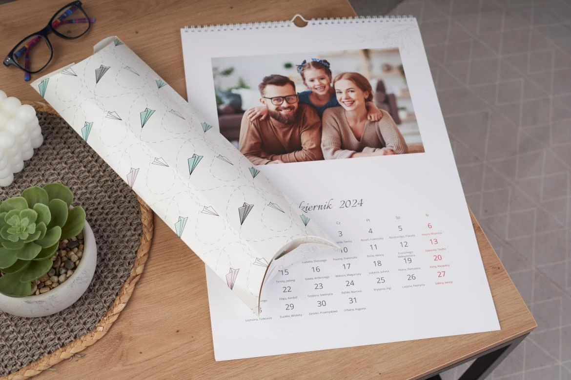 Kalendarz ścienny dla nastolatki na 2026 rok? Zaprojektuj go z aplikacją UwolnijKolory!