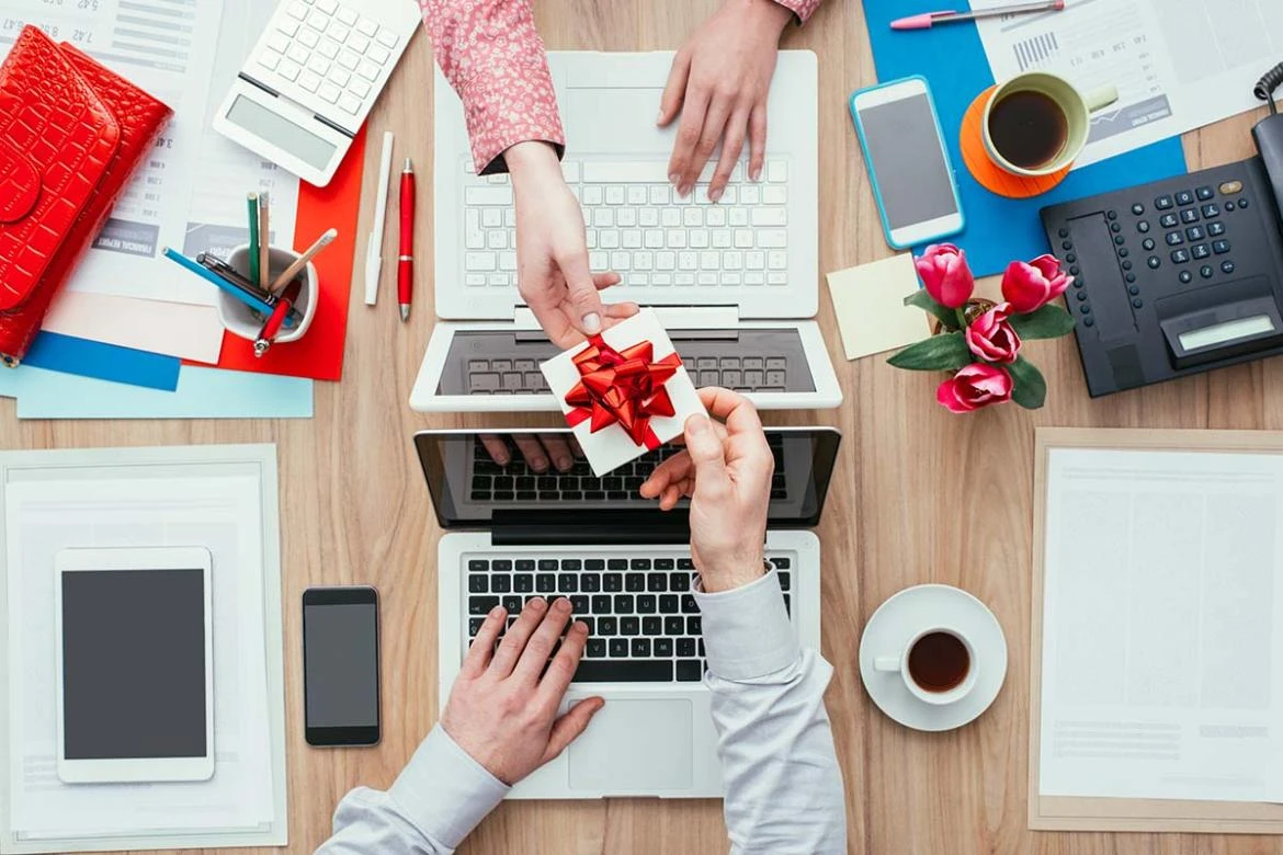 Mikołajki w pracy. Co podarować koleżance czy koledze?