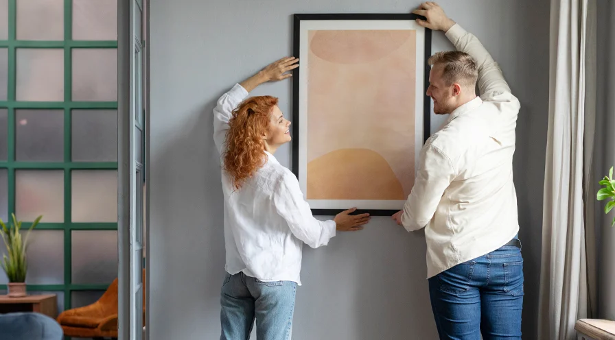 Jak powiesić plakat na ścianie - poradnik krok po kroku